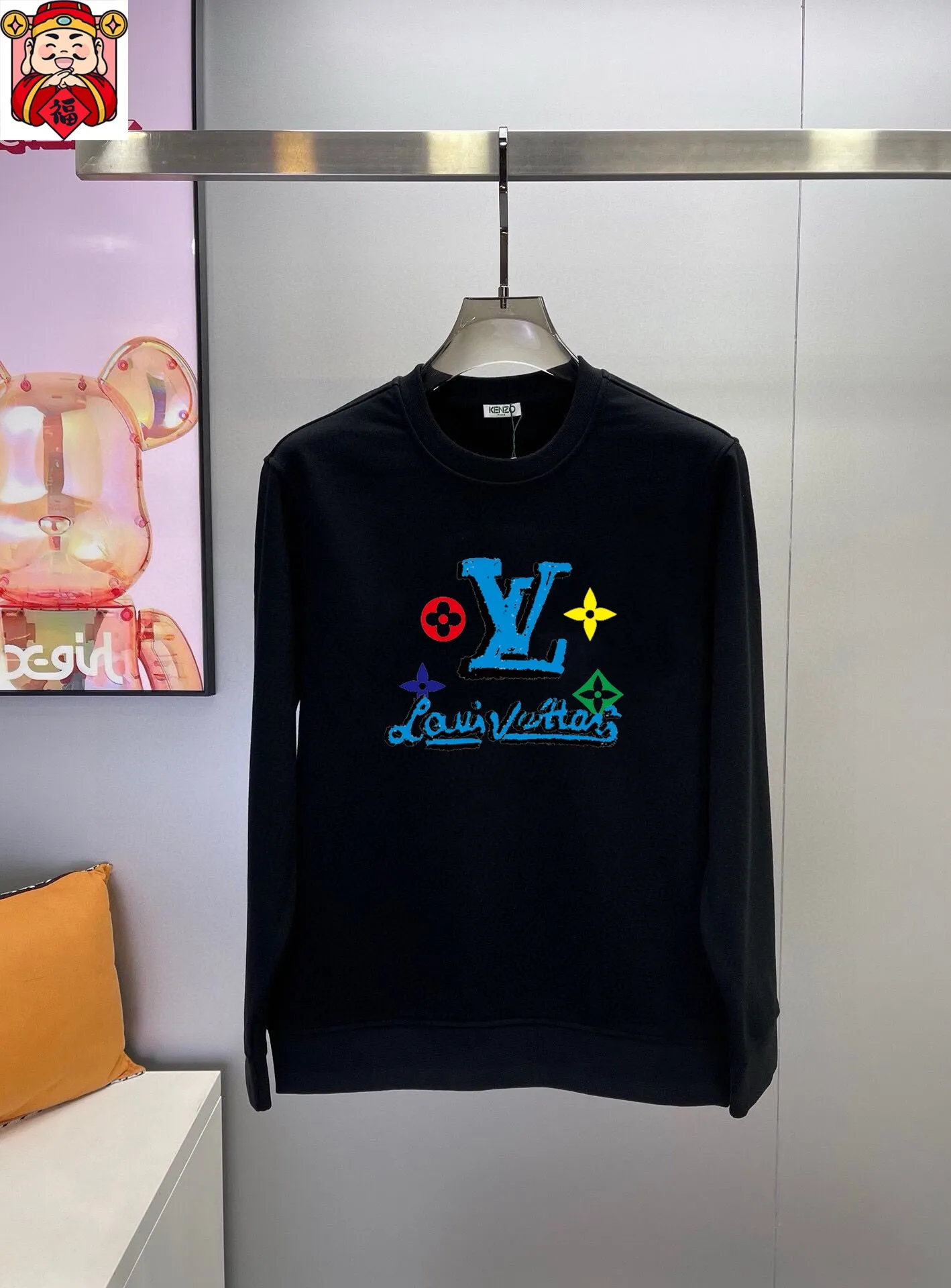🅿️380 [LV Louis Vuitton] (Fat Man Gospel) hot-selling suit is coming. Focus on the original version of the official website. 2025 new hot-selling sweatshirt suit. The original order is the best. 🇭🇰The meticulous work of top designers is dedicated to a fitting and perfect upper body effect. All-natural high-quality Roman cotton 100%, close-fitting comfort, noble and elegant! Original hardware embodies elegance and nobility! Counter size: M-5XL (maximum wear up to 220 pounds)